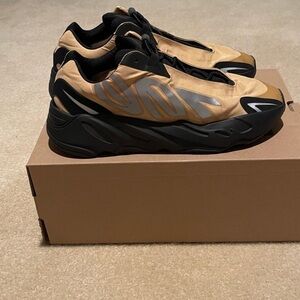 Yeezy Boost 700 MNVN 'Honey
Flux'